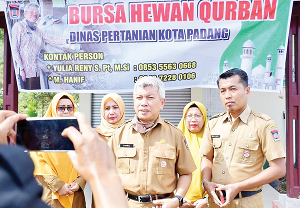 KETERANGAN PERS— Kepala Dinas Pertanian Kota Padang Syahrial Kamat, memberikan keterangan pers terkait penyelenggaraan Bursa Hewan Kurban.