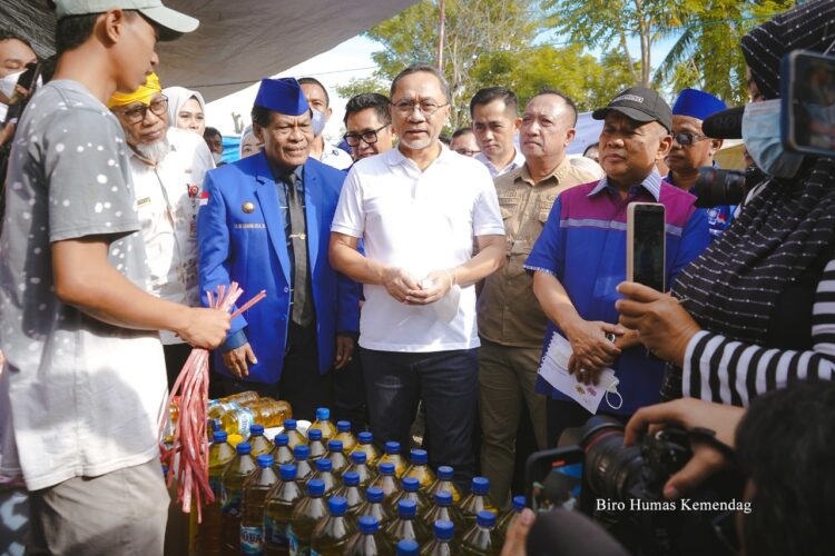 Mendag Zulhas Sebut Harga Minyak Goreng Curah di Donggala Tak Lebihi HET 1 Menteri Perdagangan, Zulkifli Hasan meninjau ketersediaan stok dan harga minyak goreng di Pasar Toaya, Donggala, Sulawesi Tengah, Rabu (29 Juni).