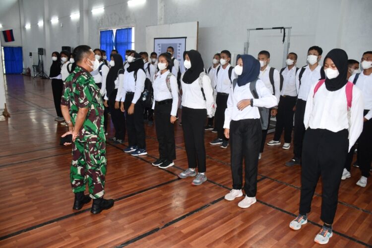 Dari Hasil Pemeriksaan Kesehatan Tahap 1, Calon Taruna AAL Berguguran 1 ARAHAN—Terlihat seorang panitia penerimaan Calon Taruna Akademi Angkatan Laut (AAL) saat memberikan arahan kepada calon di ruangan Nanggala Lantamal II Padang.