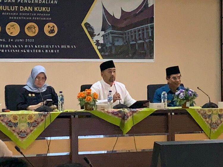 Canangkan Vaksin PMK, Wagub Sumbar: Daging Ternak Terjangkit PMK Tetap Aman Dikonsumsi 1 SAMBUTAN—Wakil Gubernur, Audy Joinaldy saat pencangan gerakan vaksinasi PMK, Jumat (24/6).