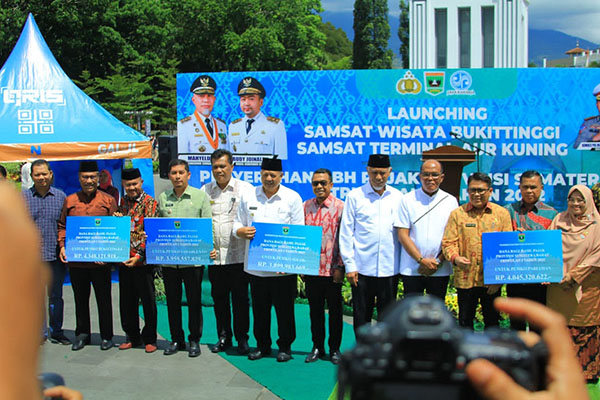 Pembayaran Pajak Bermotor Milik Pemerintah Capai Target, Pemko Sawahlunto Diganjar Penghargaan 1 FOTO BERSAMA—Wali Kota Sawahlunto Deri Asta dan jajarannya foto bersama dengan Gubernur Sumbar Mahyeldi usai mendapatkan penghargaan.