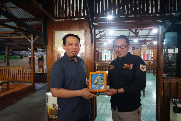 TERIMA CENDERA MATA— Bupati Eka Putra menerima cendera mata dari Wali Kota Bengkulu.