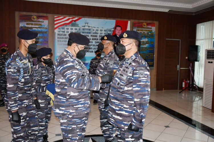 Danlantamal II Pimpin Sertijab Asintel 1 TANDA JABATAN—Komandan Lantamal II, Laksamana Pertama TNI Endra Sulistiyono, S.E., M.M. tanda jabatan kepada pejabat baru.