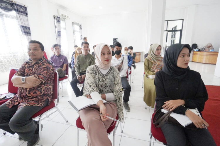 SELEKSI— Peserta yang mengikuti seleksi serta sosialisasi Pelatihan Berbasis Kompetensi (PBK) boarding yang difasilitasi Dinas Penanaman Modal dan Pelayanan Terpadu Satu Pintu (DPMTSP), Kamis (16/6), di Aula Senja Kenangan, Kelurahan Bukit Surungan.