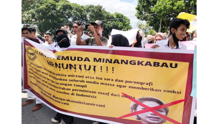 Penyataannya di TikTok Diduga Menghina Islam, Aliansi Pemuda Minangkabau Desak Kapolri Tangkap Nikita Mirzani 1 DEMO— Aksi demo Aliansi Pemuda Minangkabau di Polda Sumbar yang mendesak Kapolri segera menangkap Nikita Mirzani lantaran diduga menistakan agama.
