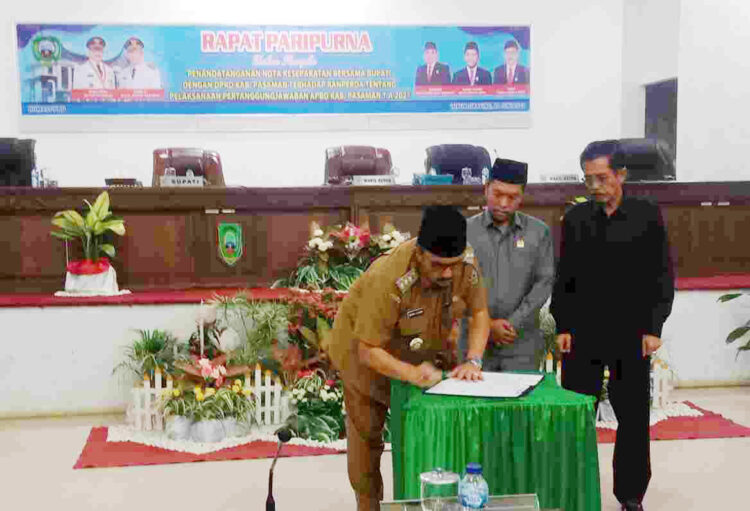 TANDA TANGAN—Bupati Pasaman Benny Utama saat menandatangani nota kesepakatan tantang Ranperda pertanggung jawaban pelaksanaan APBD tahun anggaran 2021.