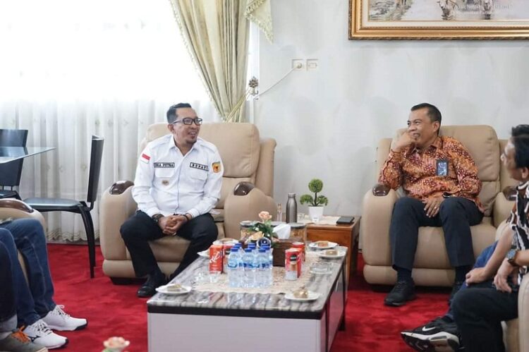 KUNJUNGAN—Bupati Eka Putra saat menerima kunjungan General Manager (GM) Witel Sumatra Barat Alfi Sumarta.