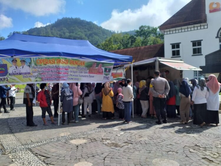 Pemko Sawahlunto Gelar Operasi Pasar di Lapangan Segitiga 1 OPERASI PASAR-— Warga antusias mendatangi lokasi operasi pasar yang diadakan Dinas Ketahanan Pangan Pertanian dan Perikanan Kota Sawahlunto.