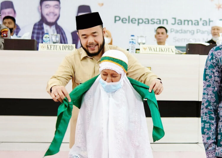 PASANGKAN SELENDANG—Wali Kota, H. Fadly Amran, BBA Datuak Paduko Malano pasangkan selendang kepada Jamaah Calon Haji asal Padangpanjang jelang keberangkatan.
