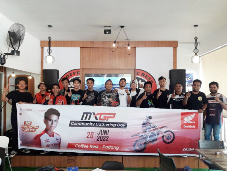 NONTON BARENG—Menara Agung mengajak Asosiasi Honda Sumbar nonton bareng untuk mendukung pebalap Indonesia yang mengikuti Motocross Grand Prix (MXGP) 2022.