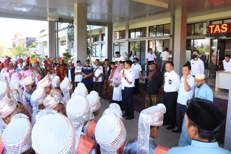 SAMBUTAN— Wakil Wali Kota Payakumbuh Erwin Yunaz  menyambut kedatangan pawai khatam quran di Balai Kota Payakumbuh.