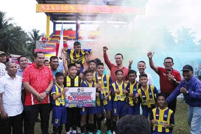 JUARA— Wali Kota genius Umar bersama pemenang juara kelompok usia.