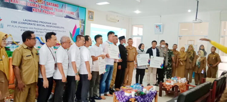 LAUNCHING CSR PLN— Asisten II Setko Padang Endrizal bersama Manajer PT PLN UPK Teluk Sirih Ferry Setiawan foto bersama usai melaunching CSR PLN UPK Teluk Sirih