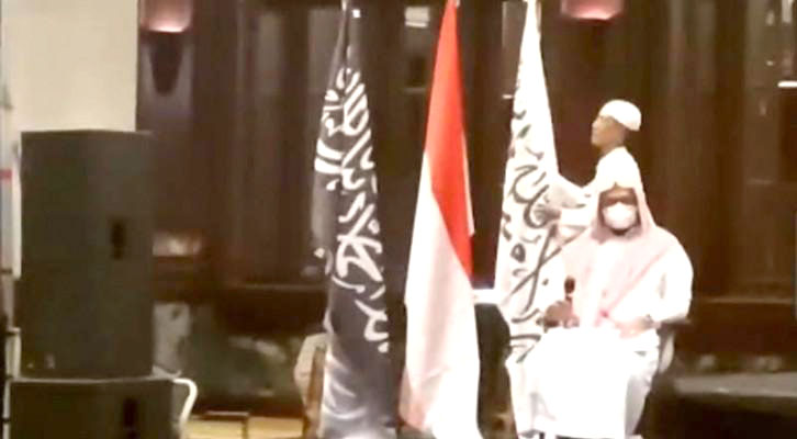 BENDERA HTI—Panitia saat mendatangi bendera tauhid yang dianggap simbul HTI untuk diturunkan.