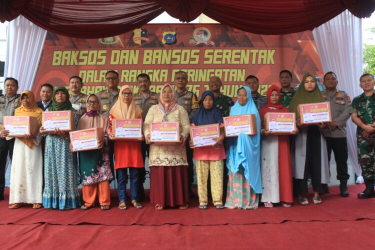 Hari Bhayangkara ke-76, Polda Sumbar salurkan 500 Paket Bantuan di Padang 1 PAKET BANTUAN—Para pejabat Polda Sumbar menyerahkan paket bantuan kepada masyarakat di Kecamatan Nanggalo, Padang.