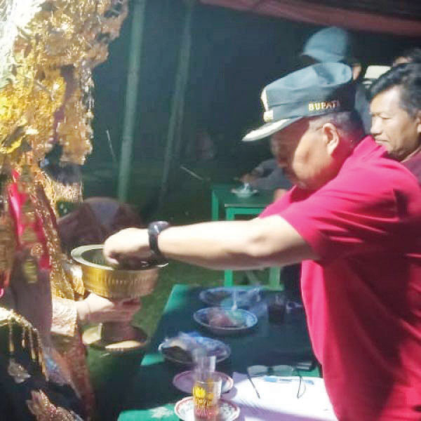 HADIRI--Bupati Agam Andri Warman disambut dengan sirih dalam carano saat menghadiri pegelaran seni dan budaya yang dimainkan grup Randai Murai Bakicau di Jorong Tantaman, Nagari Tigo Koto Silungkang, Palembayan.