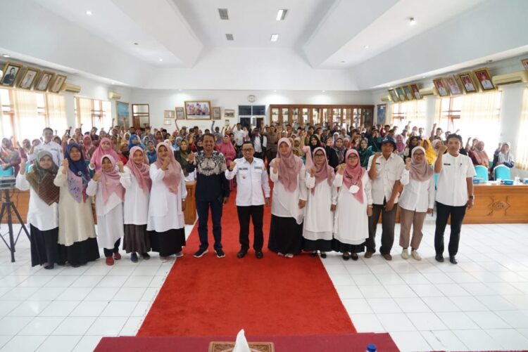 FOTO BERSAMA— Bupati Tanahdatar Eka Putra foto bersama dengan peserta launching Sekolah Pertanian.