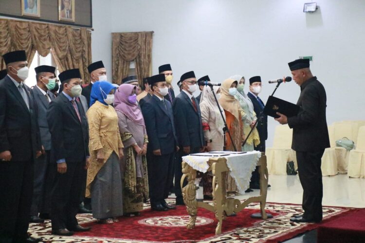 PELANTIKAN— Gubernur Sumbar Mahyeldi melantik Pejabat Eselon III dan IV di  Auditorium Gubernuran.