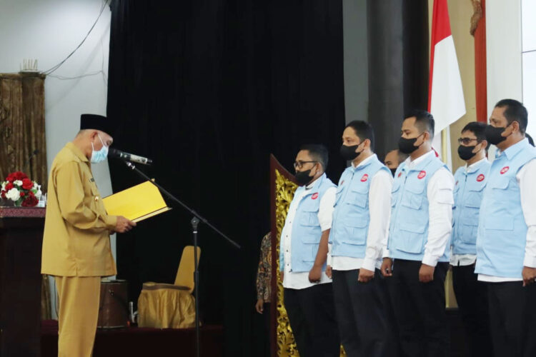 LANTIK—Gubernur Sumbar, Mahyeldi Ansharullah melantik Forum Penyuluh Anti Korupsi Provinsi Sumbar, Selasa (21/6) di Auditorium Gubernuran.