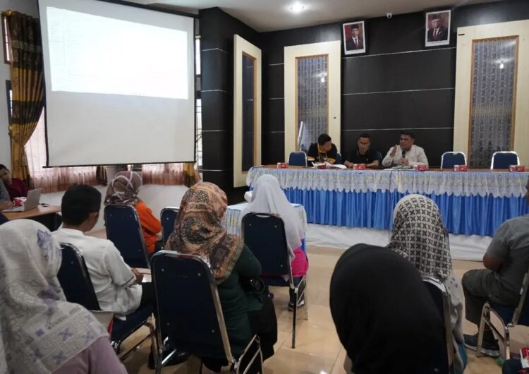 PERSIAPAN—Guna persiapan menghadapi Penilaian Kelurahan Berprestasi Tingkat Provinsi Sumatera Barat tahun 2022 yang diwakili Kelurahan Silaing Bawah, Pemerintah Kota lakukan pembinaan persiapan lomba tersebut, di Aula Kantor Lurah.