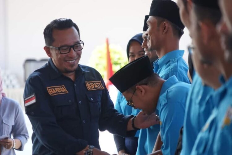 SELAMAT—Bupati Eka Putra memberi ucapan selamat pada pengurus DPD KNPI Tanahdatar.