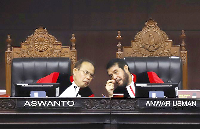 SIDANG MK— Ketua Mahkamah Konstitusi Anwar Usman bersama Hakim Anggota Aswanto, saat bersidang di Gedung MK.