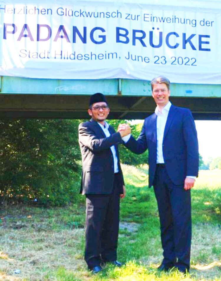 PERESMIAN JEMBATAN—Wali Kota Padang Hendri Septa bersama Wali Kota Hildesheim Dr Ingo Meyer saat peresmian jembatan “Padang Brucke” di Hildesheim, Jerman.