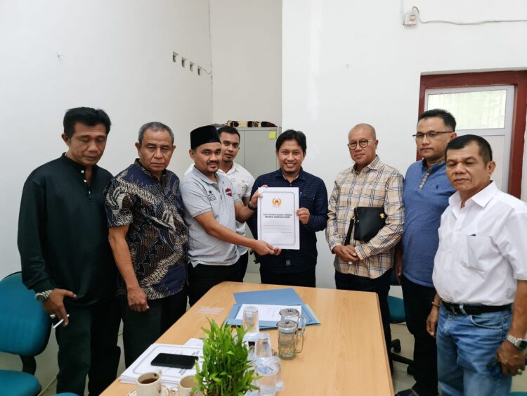 RESMI MENDAFTAR— Hamdanus memegang formulir saat melakukan pendaftaran jadi calon ketua KONI Sumbar pada Musorprovlub  16 Juni mendatang.