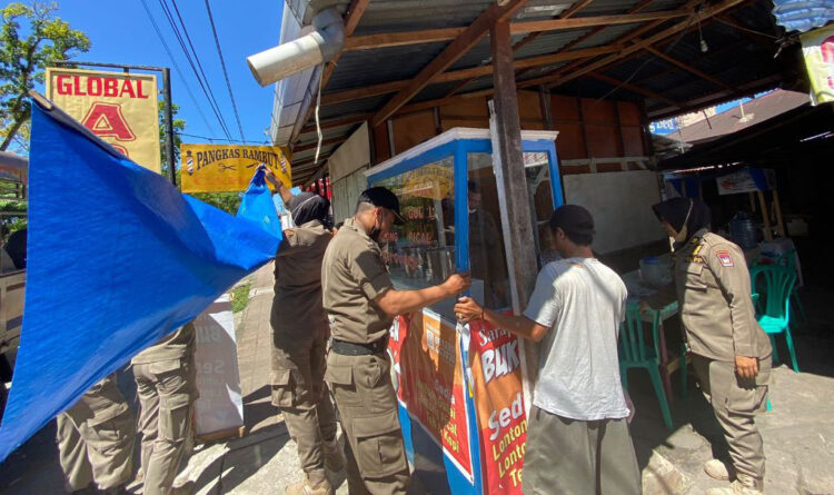 Satpol PP Padang “Bersih-bersih Trotoar, 90 PKL Ditertibkan 1 PENERTIBAN LAPAK PKL— Petugas Satpol PP Padang kembali melakukan bersih-bersih trotoar dan fasum dari aktivitas Pedagang Kaki Lima (PKL).