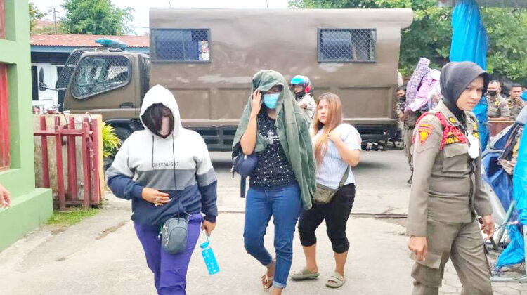 Panti Pijit Plu-plus Berkedok Warkop Dirazia di Kota Padang, 3 Wanita dan 1 Pria Diperiksa 1 PENERTIBAN PANTI PIJIT— Tiga wanita dan 1 pria digiring petugas Satpol PP dari tempat usaha panti pijit berkedok warkop di Jalan Niaga, Kecamatan Padang Selatan, Selasa (31/5). Keempat orang tersebut bersama barang bukti dibawa ke Mako Satpol PP untuk pemeriksaan.