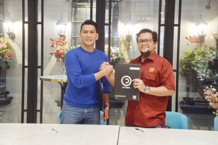 Kontrak Semen Padang FC dengan Xten Indonesia Diperpanjang 1 PERPANJANG KONTRAK— Direktur Marketing Xten Indonesia Edi Kurnia (kiri) bersama CEO Semen Padang FC Win Bernadino (kanan) usai penandatanganan perpanjang kontrak kerjasama antara Xten Indonesia dengan SPFC untuk apparel tim musim ini mengarungi Liga 2 2022.