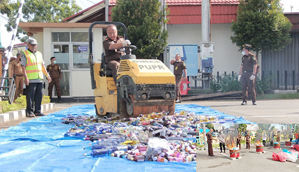 pemusnahan— Kepala Kejaksaan Negeri Padang, Ranu Subroto bersama para pejabat Kejari Padang melakukan pemusnahan barang bukti narkotika, obat-obatan terlarang dan minuman keras.