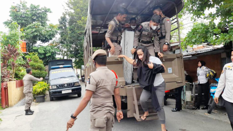 PENGGEREBEKAN— Petugas Satpol PP menggerebek Salon Fortuna, di kawasan Dobi, Pondok. Petugas juga menyita sejumlah barang bukti saat penggerebekan, di antaranya satu unit kasur beserta kain dan alat kontrasepsi bekas pakai, tisu bekas pakai.