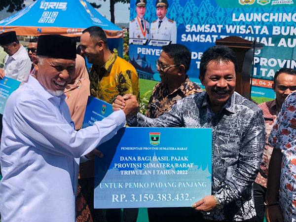 PENGHARGAAN—Gubernur Sumbar  Mahyeldi serahkan tanda penghargaan kepada Wakil Wali Kota Padangpanjang, Drs. Asrul atas keberhasilan yang diraih.