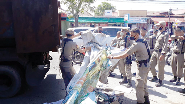 Lagi, Satpol PP Tertibkan Pedagang di S.Parman, Tunggul Hitam, Usai Jualan, PKL Biarkan Dagangan di Atas Fasum 1 PENERTIBAN BARANG DAGANGAN— Petugas Satpol PP menertibkan PKL yang meninggalkan barang barang dagangannya di atas fasum, Selasa (7/6). Pedagang membiarkan barang dagangannya begitu saja usai berjualan, di kawasan jalan S.Parman dan Tunggyl Hitam.