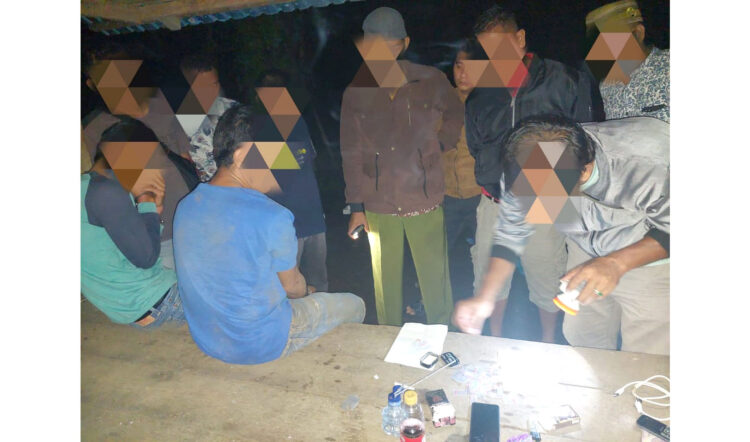 PENGEDAR SABU— Dua pengedar sabu berinisial SW dan RF diamankan di dalam pondok di Sungai Balai, Jorong VI Koto Selatan, Nagari Kinali.