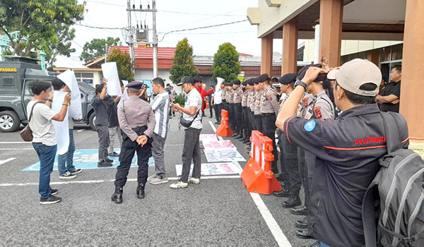 ORASI DAMAI— Beberapa orang yang tergabung dalam Komunitas Aktivitas Muda Minang (KONAMI) melakukan aksinya di depan kantor Kejaksaan Negeri (Kejari) Padang, Rabu (8/6). Mereka menuntut Kejari menuntaskan kasus dugaan korupsi dana KONI Padang.