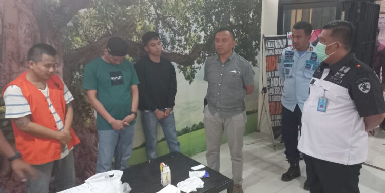 BAWA SABU— Petugas Sipir Rutan Kelas II B Padang mengamankan keluarga napi yang kedapatan membawa sabu.