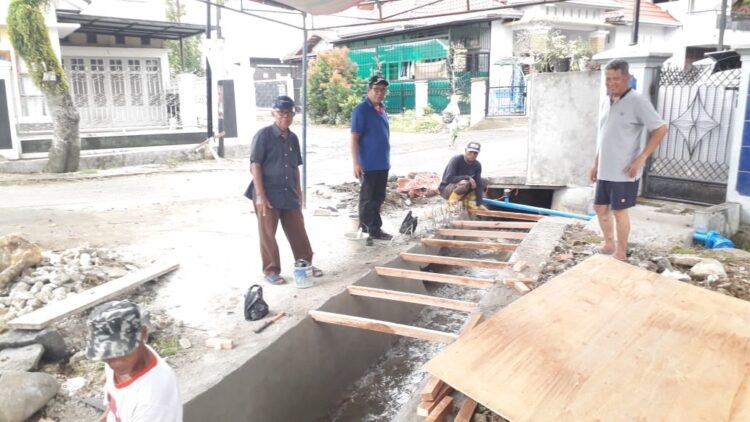 Bulan Bhakti Gotong Royong Masyarakat (BBGRM) kembali dilaksanakan di seluruh kecamatan dan kelurahan di Kota Padang. Terhitung 17 Mei hingga 17 Juni 2022. BBGRM merupakan implementasi kegiatan manunggal adalah pelaksanaan pengerjaan betonisasi jalan lingkungan dan pembuatan serta perbaikan drainase.
