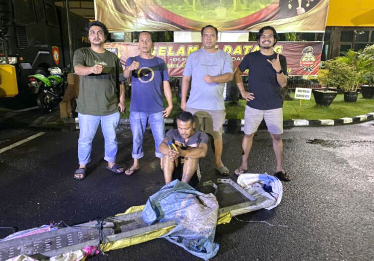 PENCURI BESI— Pelaku Delvi Afrinal ditangkap jajaran Polresta Padang lantaran kedapatan mencuri besi pelat pengaman instalasi listrik di Blok I lantai 3 Pasar Raya Padang.