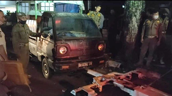 Ditinggal Pemilik, Mobil Jualan Diderek Dishub Kota Padang 1 DIDEREK— Petugas Dishub dan Satpol PP menderek sejumlah kendaraan roda empat di kawasan Jalan Jhoni Anwar, Lapai, Kecamatan Nanggalo, Sabtu malam (18/6).