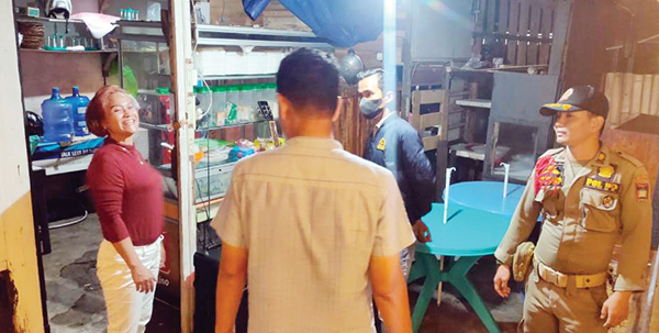 4 Kafe di Tepi Pantai Patenggangan Ditegur, Belum Kantongi Izin, Live Music hingga Tengah Malam 1 GANGGU KENYAMANAN WARGA— Petugas Satpol PP mendatangi sejumlah kafe yang berada di tepi pantai, jalan Patenggangan, Air Tawar Barat. Aktivitas di dalam kafe dengan live music sudah mengganggu kenyamanan warga.