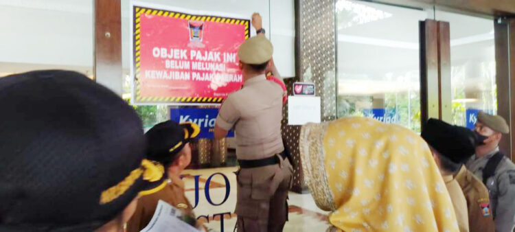 Nunggak Pajak, Pemko Padang Segel Kyriad Bumiminang Hotel, 4 Restoran juga Disegel, Tunggakan Capai Rp7 Miliar 1 DIPASANG STRIKER— Tim gabungan Pemko Padang melakukan penyegelan dan memasang striker bertuliskan “Objek Pajak Belum Melunasi Pajak”di Kyriad Bumiminang, Jalan Bundo Kanduang. Selain hotel berbintang, Pemko juga menyegel restoran Haus Tea di Jalan Nipah. Serta tiga lokasi yang berada di dalam kawasan Transmart Padang yakni, Coffee Bean, Baski BR dan Wendys.