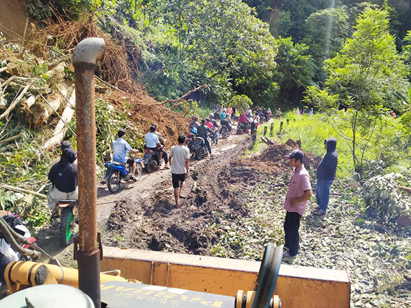 LONGSOR— Satu pemotor yang tewas tertimbun longsor dievakuasi. Sementara, tim gabungan masih terus melakukan pembersihan material longsor dan pohon tumbang di Kecamatan Talamau, Pasbar.