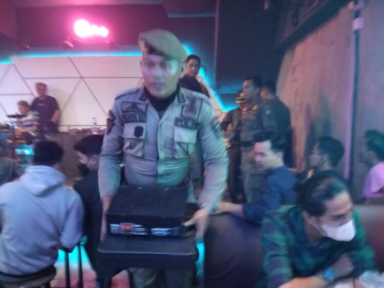 SITA SOUND SYSTEM— Petugas Satpol PP menyita satu unit sound sistem di salah satu kafe, di Jalan Pulau Air, Pasa Gadang, Kecamatan Padang Selatan, Rabu (22/6) malam. Kafe tersebut kedapatan menggelar kegiatan keramaian menggunakan disc jockey (DJ).