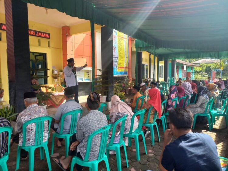 RESES— Anggota DPRD Sumbar dapil Pasaman-Pasaman Barat Donizar memanfaatkan masa reses untuk  menyambangi konstituen di daerah pemilihannya di Nagari Jambak, Kecamatan Lubuk Sikaping, Kabupaten Pasaman, Jumat (24/6).