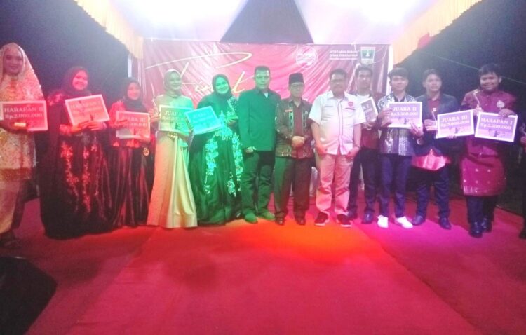 FOTO BERSAMA—Para peraih juara Festival Lagu Minang 2022 Kelompok Umur 14-27 Tahun foto bersama.