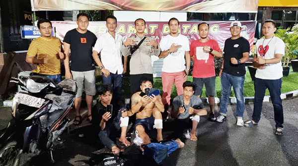 Merantau ke Padang, Tiga Pemuda asal Mentawai jadi Spesialis Kupak Rumah 1 KUPAK RUMAH— Tiga pemuda asal Mentawai yang melakukan aksi pencurian dengan sasaran rumah ditangkap Tim Klewang Polresta Padang dan dihadiahi timah panas.