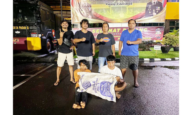 PENCURI AYAM— Dua pelaku pencurian ayam dan sudah beraksi empat kali ditangkap Tim Klewang Polresta Padang.