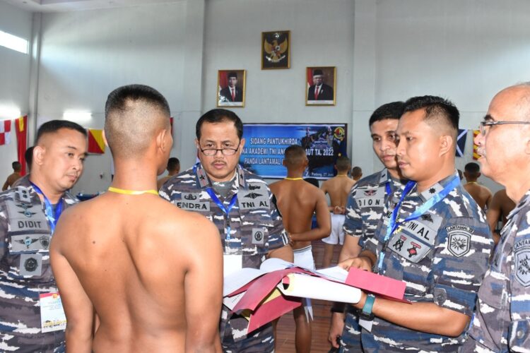 Calon Taruna AAL Panda Padang, 18 Putra Putri Terbaik Sumbar Lulus Seleksi Daerah 1 PANTAU—Danlantamal II Lasksamana Pertama TNI Endra Sulistiyono saat melakukan pemantauan para calon taruna dan taruni Panda Padang bersama tim.